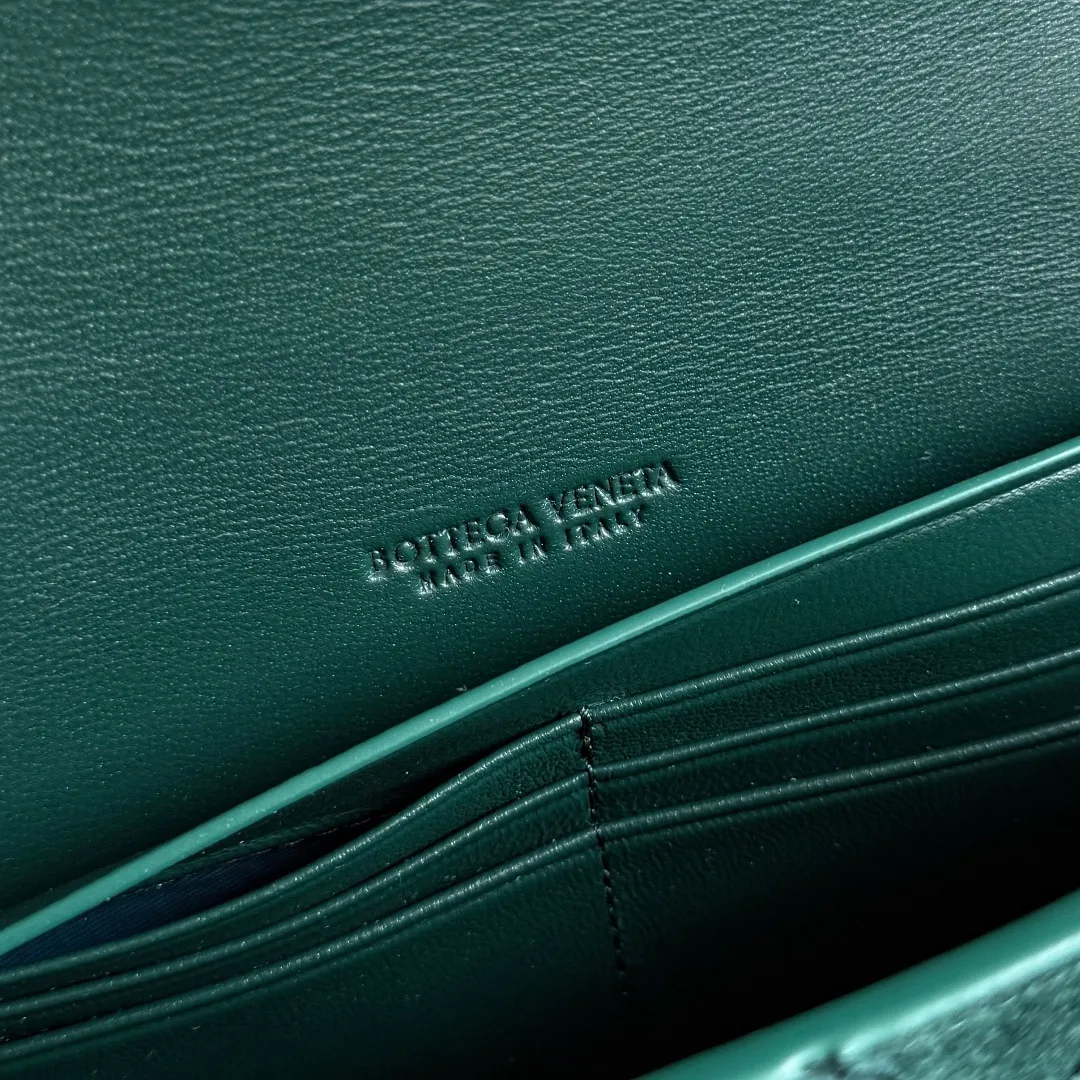 The batch of 1360 BV Andiamo evening handbags has been heavily planted again~ The designer aesthetics in the era of economic downturn are back. I fall in love with it at first sight and can't put it down. It's so beautiful and full of aura. The shape and texture are very competitive. It's light in weight and has sufficient capacity. It's a must-have for fashionistas. It's suitable for many occasions, minimalist, high-end and light luxury. Model No.: 741511 Size: 31*13*3cm